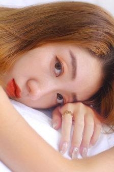 美女的胸被男生揉抓的动态图